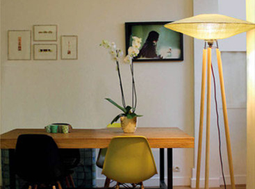 design lampadaire à trépied jaune